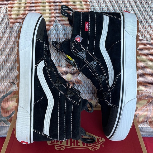 Vans WMNS Sk8-Hi Boa Mte
Black/White
VN0007NMBA2
Boots - Sneakers - Picture 12 of 16